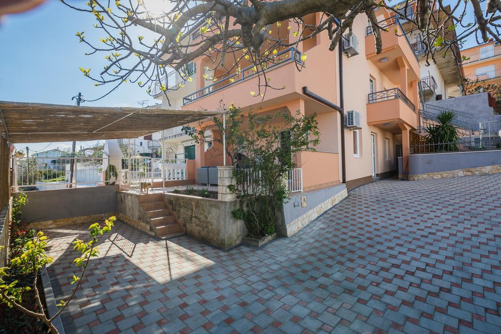 Apartments Viljac Traù Esterno foto